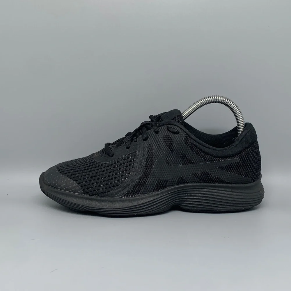 Nike Revolution 4 Black Running Shoes 943309-004 Youth 6Y Women's Sz 7.5‎